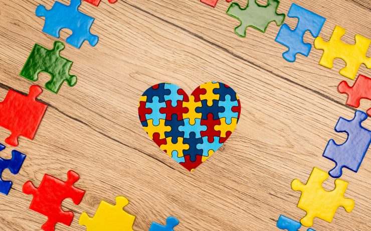 Autismul este o tulburare de dezvoltare cauzată de diferențele din creier. Este o tulburare de spectru, deoarece există o gamă largă de simptome care sunt asociate cu autismul, care variază în tip și intensitate.”